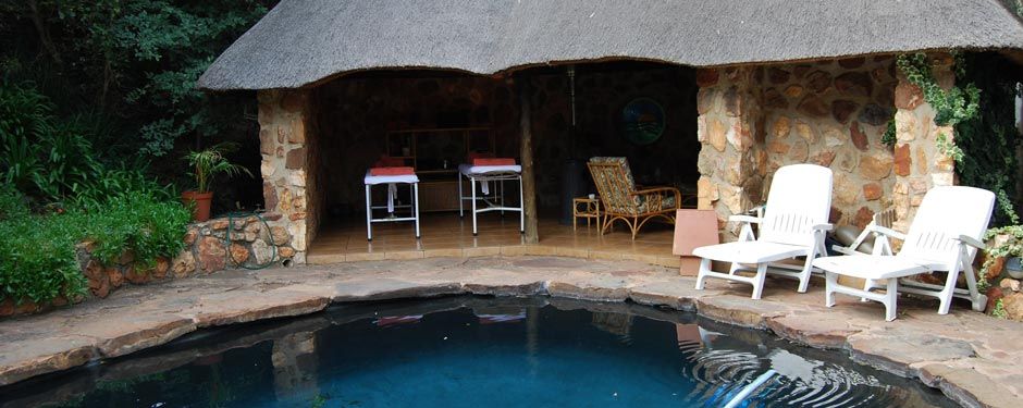 Outdoor massage bed under the thatch lapa