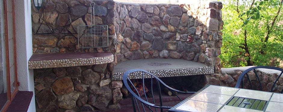 Outside dining and braai area